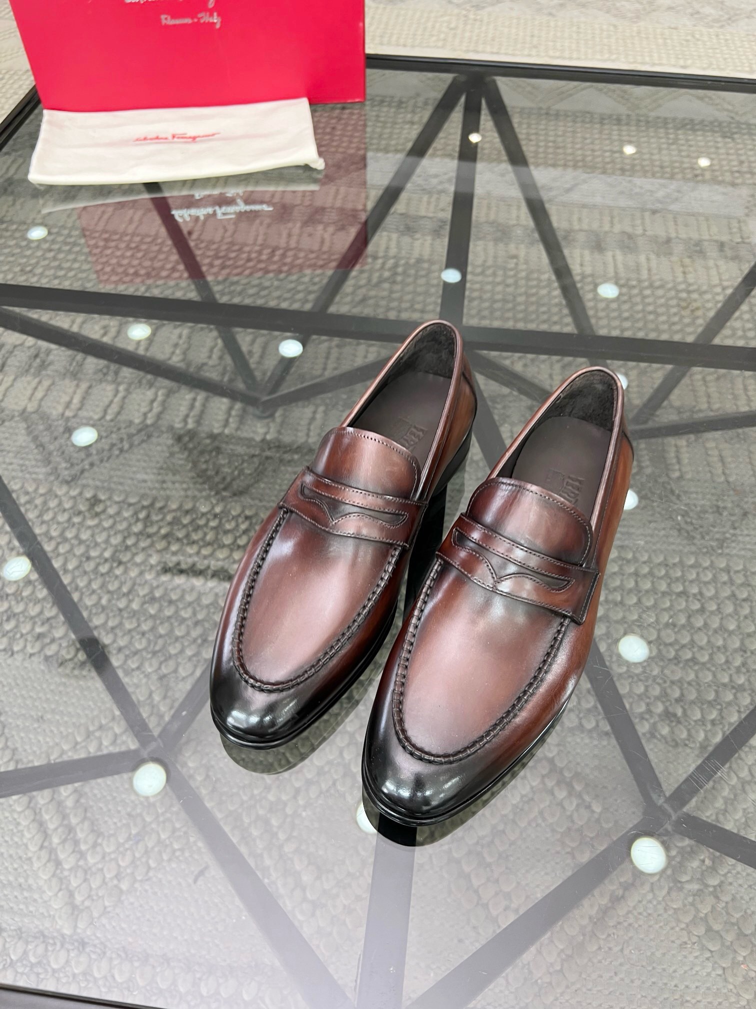 NO:218833,Brand Ferragamo Color original color matching Number 39-44 Custom made 38.45.46 Price Material Ferragamo New Style Men's Business Leather Shoes are perfectly handmade Original quality Exquisite workmanship rigorous upper is imported waxed and polished cowhide cowhide cowhide inner Original (real leather sole) upper high-end and atmospheric, Ferragamo Leather Shoes, ferragamo, ferragamo, cowhide, Leather soles19860909品牌Ferragamo 颜色原版配色 码数39-44定做38.45.46 价格 材质菲拉格慕新款 男士 商务皮鞋发售完美的手工制作 原单品质 做工精致严谨鞋面采用进口打蜡擦色牛皮工艺牛皮内里 原版（真皮大底）上脚 高端大气,菲拉格慕 皮鞋,ferragamo,ferragamo,cowhide,Leather soles,Men's shoes