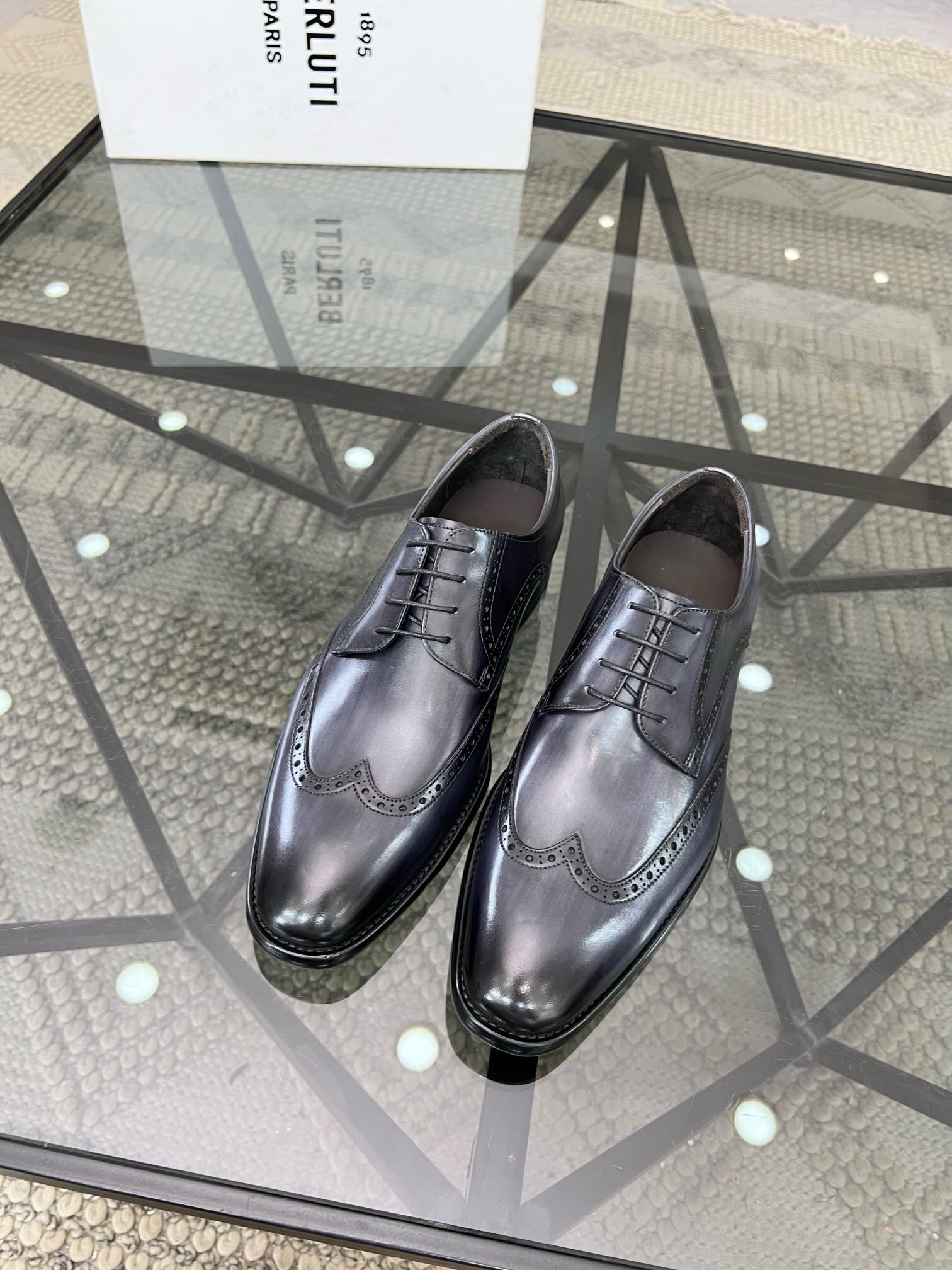 NO:218831,Brand Berluti original color matching Size 39-44 Custom made 38.45.46 Price Material Berluti new style High-end Top · Original single Ber* Berluti French top men's shoes, Berluti brand broke the routine in its debut and launched a new Edge last. This bold improvement of the iconic last is of great significance to its unique shape and width creative work. On Alessandro shoes, this angular outline is made by Kris' bold and professional new Cloudy dyeing makes it look more perspective. It is both business and casual. Classic and fashionable!  The handwritten patterns on the shoe body add a lot of color, Berluti, christian louboutin, Dolce & Gabbana19860909品牌Berluti 颜色原版配色 码数39-44定做38.45.46 价格 材质伯尔鲁帝新款 高端 顶级·原单Ber*布鲁提法国顶级男鞋,Berluti品牌的首秀中打破常规,推出全新的Edge鞋楦.标志性鞋楦的这种大胆改良,对于其独特形状和边宽创意工作意义重大、在Alessandro鞋履上,这种棱角分明的轮廓经Kris大胆专业的全新Cloudy 染色显得更有透视感.既商务又休闲.经典时尚！鞋身的手写纹更为其增色不少,Berluti 布鲁提,christian louboutin,Dolce&Gabbana,Men's shoes