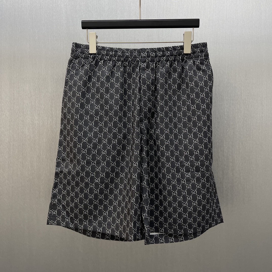 🧧Pantalones cortos de sarga con estampado GG. Tallas: S-XL. Como parte de la colección Gucci Lido, esta prenda se insp…