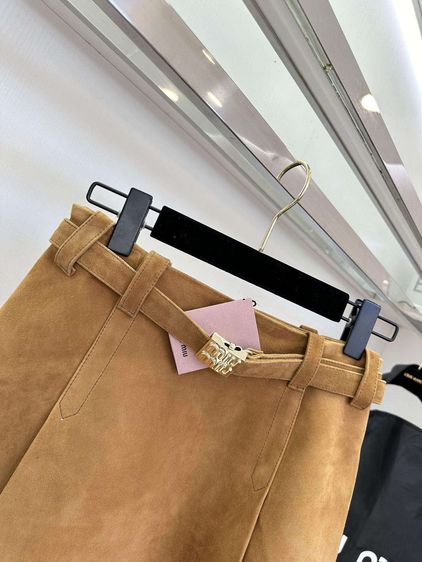 High-Waisted Lambskin Leather Mini Skirt with Pleated Hem - Chic & Trendy 5 i1723273851 2883 3