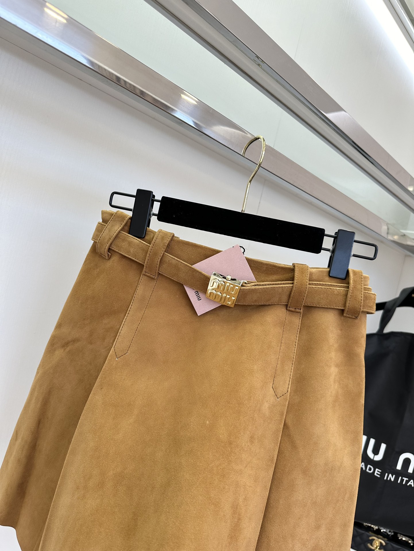 High-Waisted Lambskin Leather Mini Skirt with Pleated Hem - Chic & Trendy 8 i1723273851 6430 6