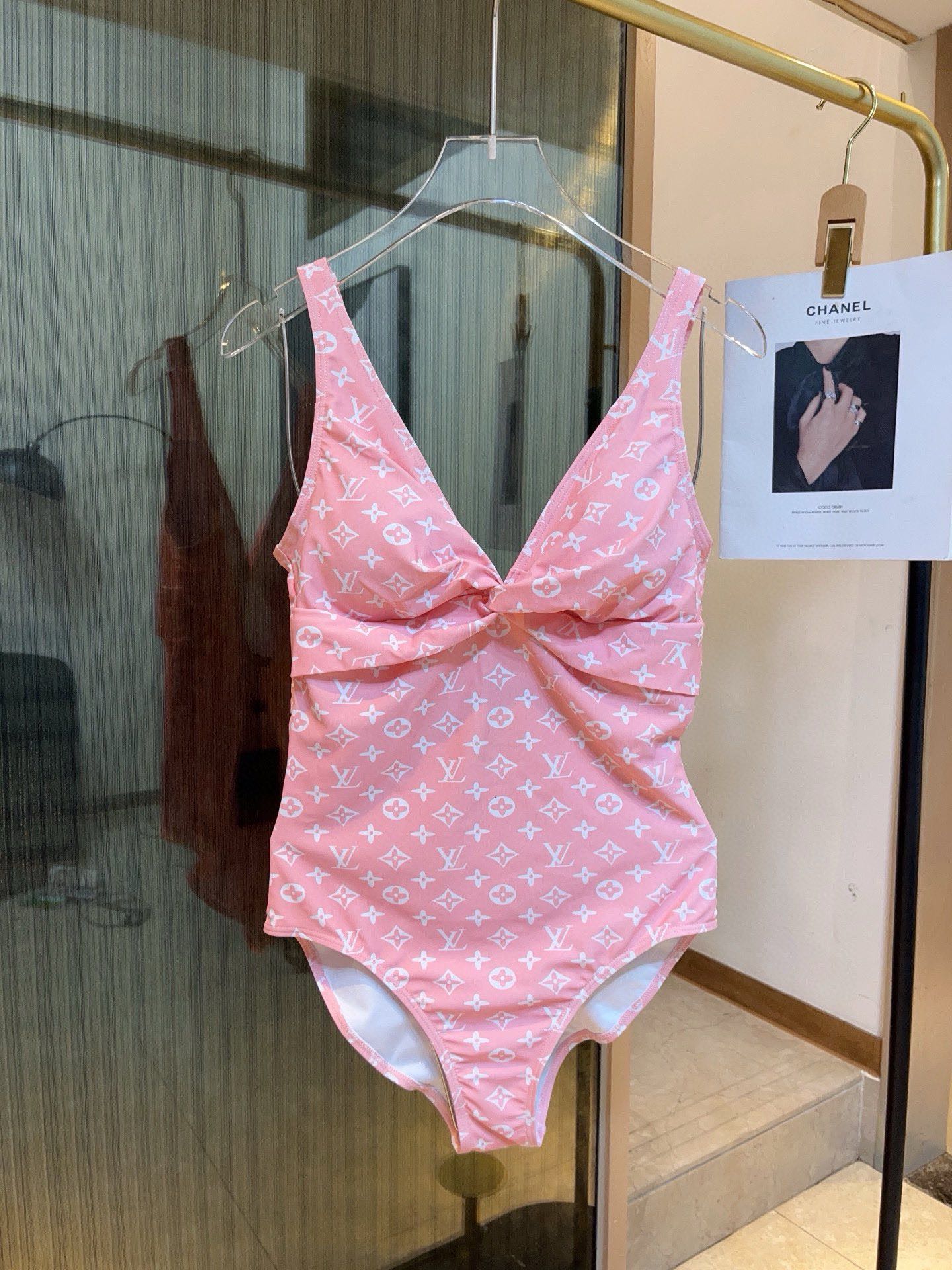 NO:291273,The latest style of Lv counters’ beach series one-piece swimsuit can be said to be the ceiling of the swimsuit. It is highly recommended!  The real thing is very high-end, the swimsuit is too worn outside, how to wear it, how to look good at the beach vacation, super film, swimsuits suitable for a variety of scenes♀Seaside Swimming pool, hot spring, water park, rafting can be worn inside and outside, S M L XL swimsuits, swimsuits, bikinis, louis vuitton, swimsuits, swimsuits, bikinis19860909Lv专柜最新款沙滩系列连体式泳衣 可以说是游泳衣的天花板了强烈推荐！ 实物非常高级,泳衣外穿太了,怎么穿怎么好看海边度假,超级出片,适合多种场景的游泳衣♀海边 游泳池 温泉 水上乐园 漂流都可以内搭外穿也完全可以S M L XL泳衣泳裤比基尼,泳衣，泳裤，比基尼,louis vuitton,swimsuits,bikinis,accessory