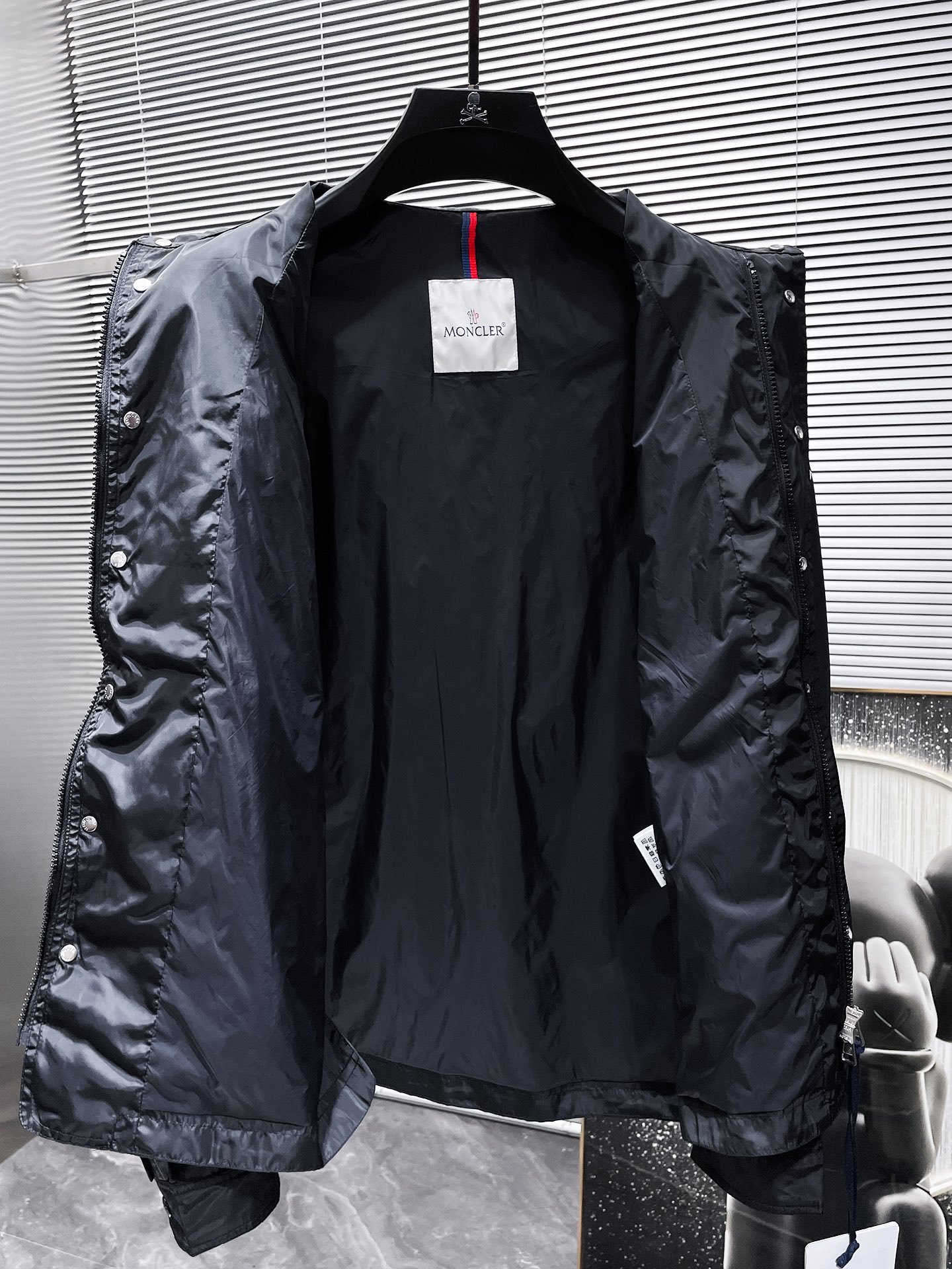 P270  蒙口  Moncler  2025早秋新款 翻领  夹克 外套，高端版本！专柜定制面料 透气舒适度高，细节无可挑剔，品牌元素设计理念，体现高品质。手感细腻柔软！呈现休闲裁剪，上身版型超赞！🐉码数：1-5码  （相当于M-3XL）