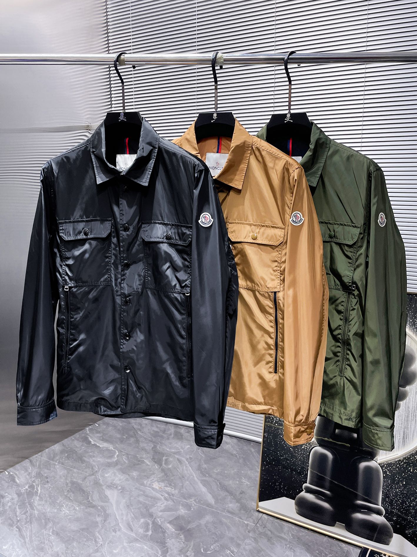 P270  蒙口  Moncler  2025早秋新款 翻领  夹克 外套，高端版本！专柜定制面料 透气舒适度高，细节无可挑剔，品牌元素设计理念，体现高品质。手感细腻柔软！呈现休闲裁剪，上身版型超赞！🐉码数：1-5码  （相当于M-3XL）