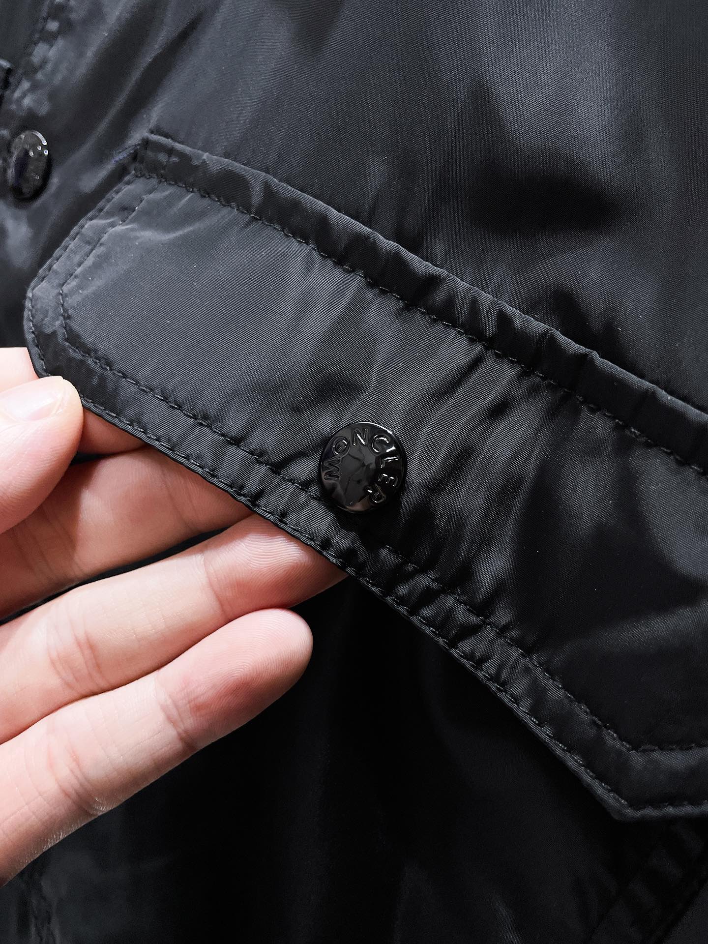 P270  蒙口  Moncler  2025早秋新款 翻领  夹克 外套，高端版本！专柜定制面料 透气舒适度高，细节无可挑剔，品牌元素设计理念，体现高品质。手感细腻柔软！呈现休闲裁剪，上身版型超赞！🐉码数：1-5码  （相当于M-3XL）