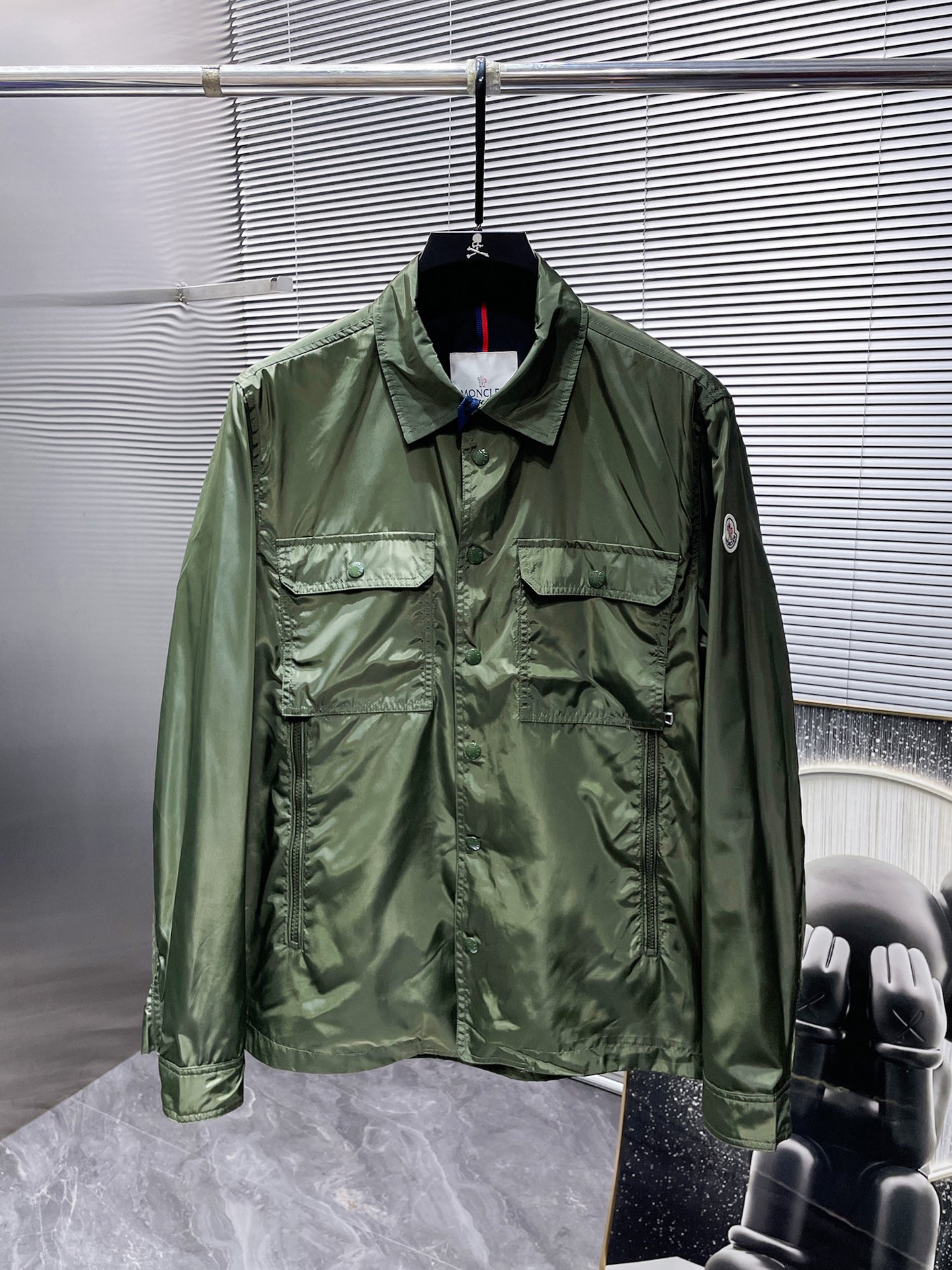 P270  蒙口  Moncler  2025早秋新款 翻领  夹克 外套，高端版本！专柜定制面料 透气舒适度高，细节无可挑剔，品牌元素设计理念，体现高品质。手感细腻柔软！呈现休闲裁剪，上身版型超赞！🐉码数：1-5码  （相当于M-3XL）