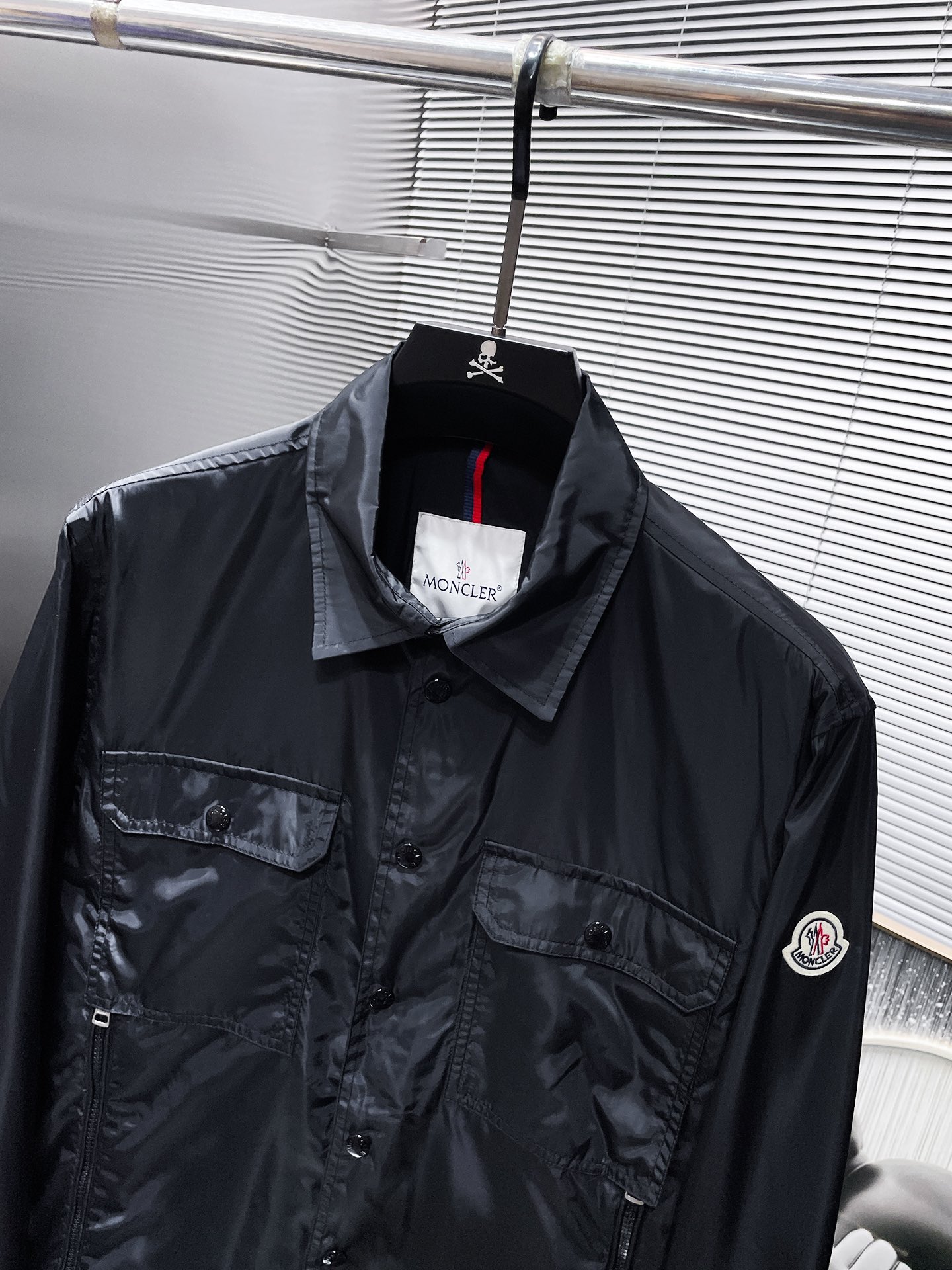 P270  蒙口  Moncler  2025早秋新款 翻领  夹克 外套，高端版本！专柜定制面料 透气舒适度高，细节无可挑剔，品牌元素设计理念，体现高品质。手感细腻柔软！呈现休闲裁剪，上身版型超赞！🐉码数：1-5码  （相当于M-3XL）