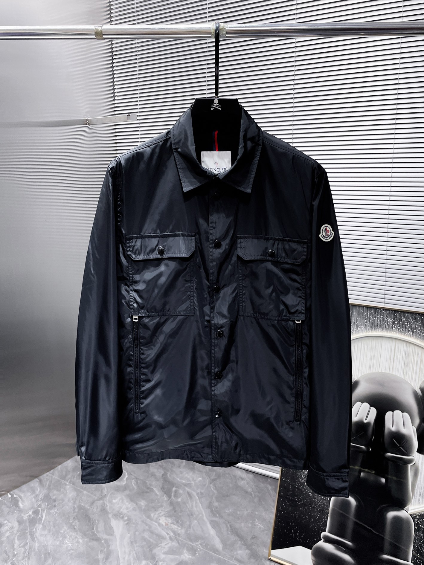 P270  蒙口  Moncler  2025早秋新款 翻领  夹克 外套，高端版本！专柜定制面料 透气舒适度高，细节无可挑剔，品牌元素设计理念，体现高品质。手感细腻柔软！呈现休闲裁剪，上身版型超赞！🐉码数：1-5码  （相当于M-3XL）
