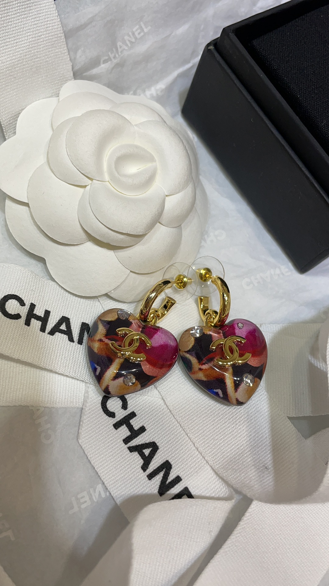 Chanel 24A新款彩色爱心金色双C耳环 3
