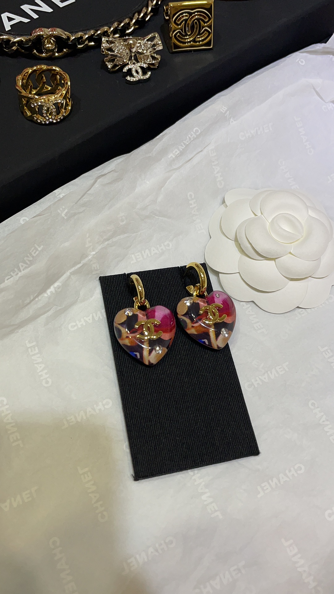 NO:102288,24A new colored love gold double C earrings, retro pop style, very artistic and visual impact, round love, really fashionable, whoever wears it looks good, sweet girl, hot girl, white and rich beauty, Chanel earrings, chanel, earrings1986090924A新款彩色爱心金色双C耳环 复古波普风格 极具艺术感与视觉冲击 搭配圆润爱心真的很vintage很时髦 谁戴谁好看甜妹辣妹白富美必备,香奈儿耳钉,chanel,earrings,Jewelry