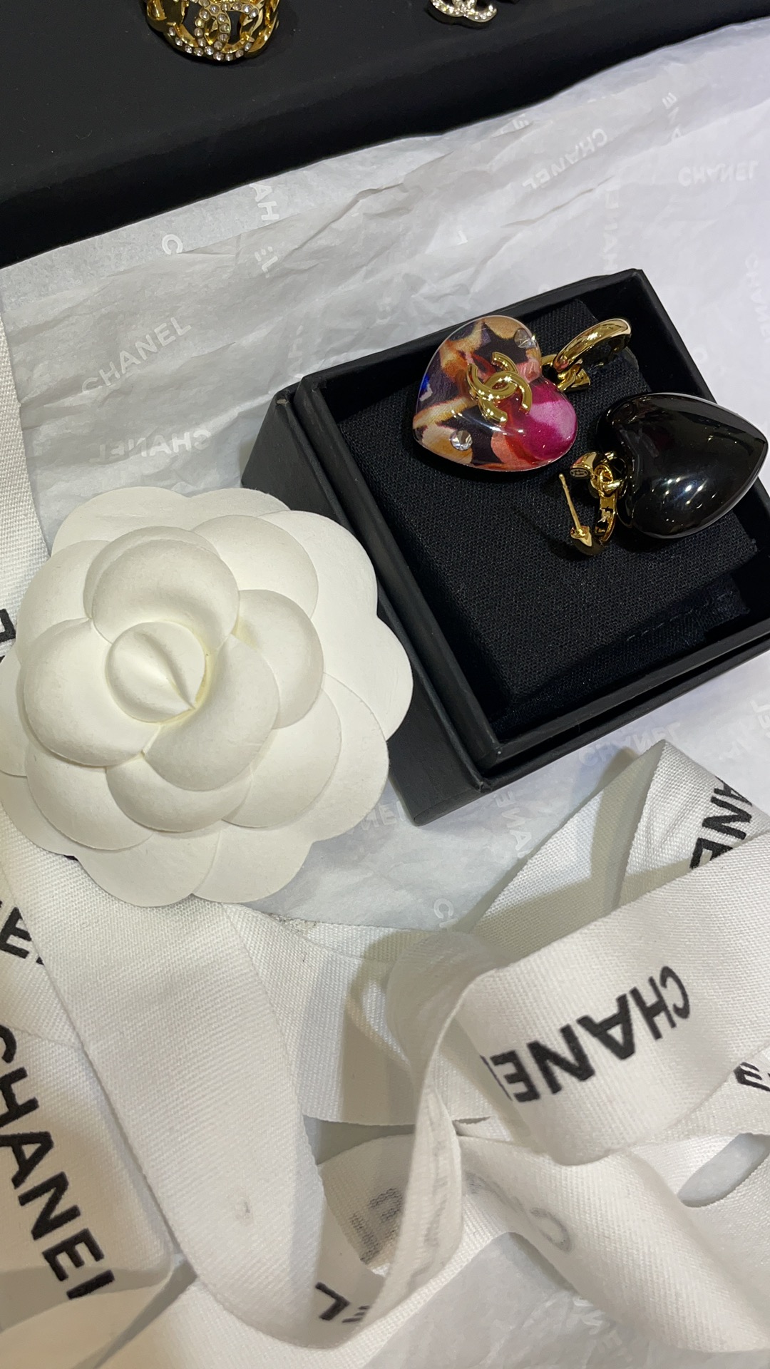 Chanel 24A新款彩色爱心金色双C耳环 4