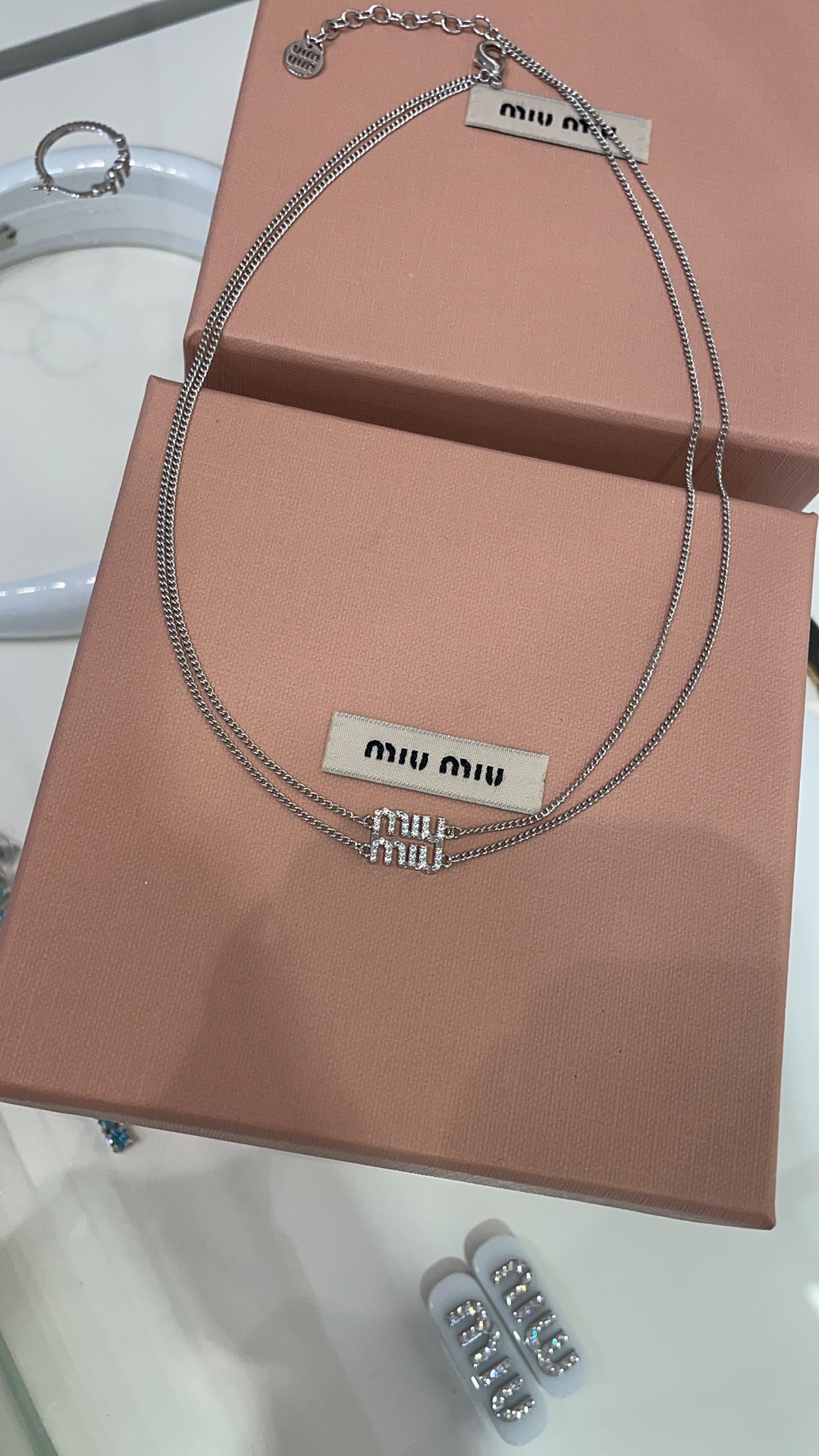 今日到货双层设计\n新款银色满钻字母双层项链\n\n银色满钻logo字母x双层链条设计\n简约又时髦真的百看不腻‼️\n日常佩戴超好看清爽贵气百搭休闲\n购入yb定制蜡镶锆石黄铜材质\n项链带包装盒