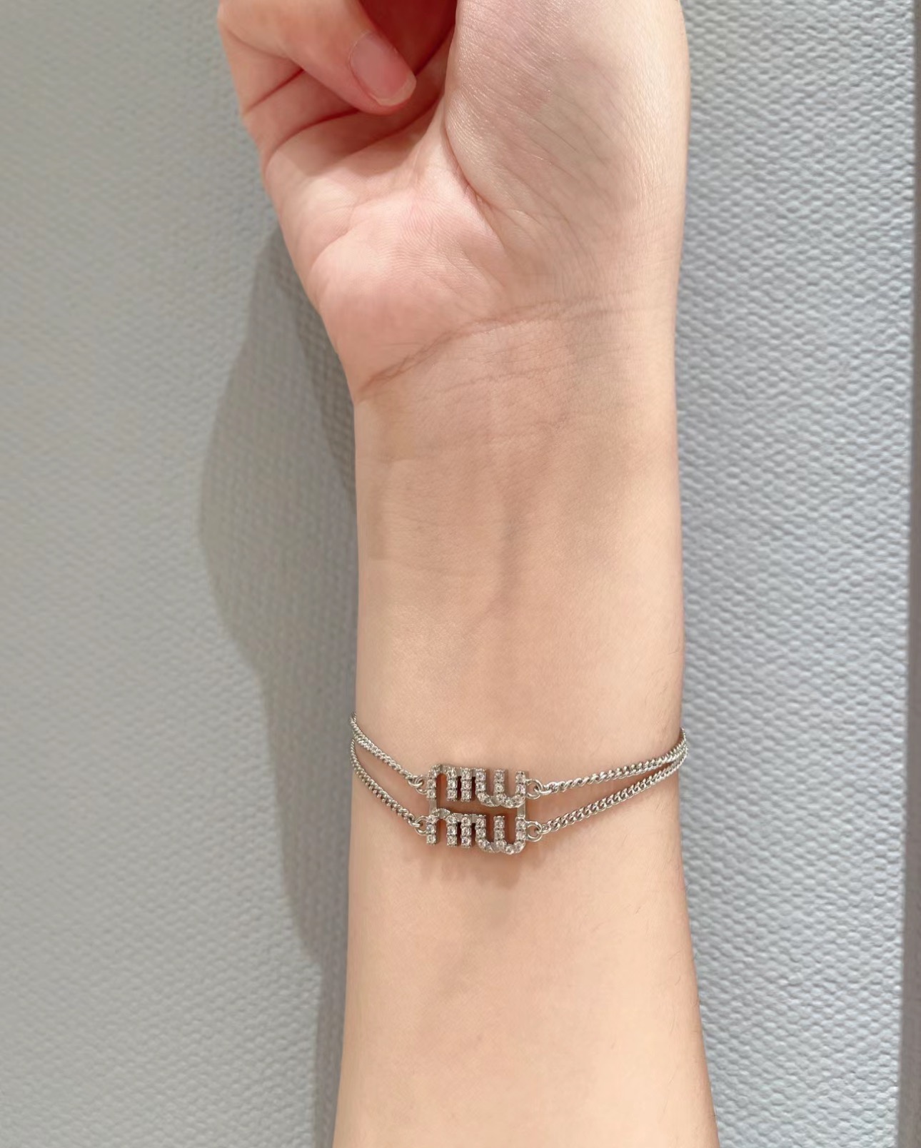 NO:856857,88180 Double layer bracelet arrived today. New silver full diamond letter double layer bracelet. Silver full diamond logo letter1986090988180今日到货双层手链 新款银色满钻字母双层手链 银色满钻logo字母x双层链条设计 简约又时髦 真的百看不腻 日常佩戴超好看 清爽贵气百搭休闲 购入yb定制 蜡镶锆石 黄铜材质,,bracelet,卡迪亚高端饰品,Jewelry