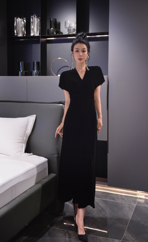 Elegant French Style Silk Velvet Little Black Dress - V-Neck, Slim Fit 1 Elegant French Style Silk Velvet Little Black Dress - V-Neck, Slim Fit