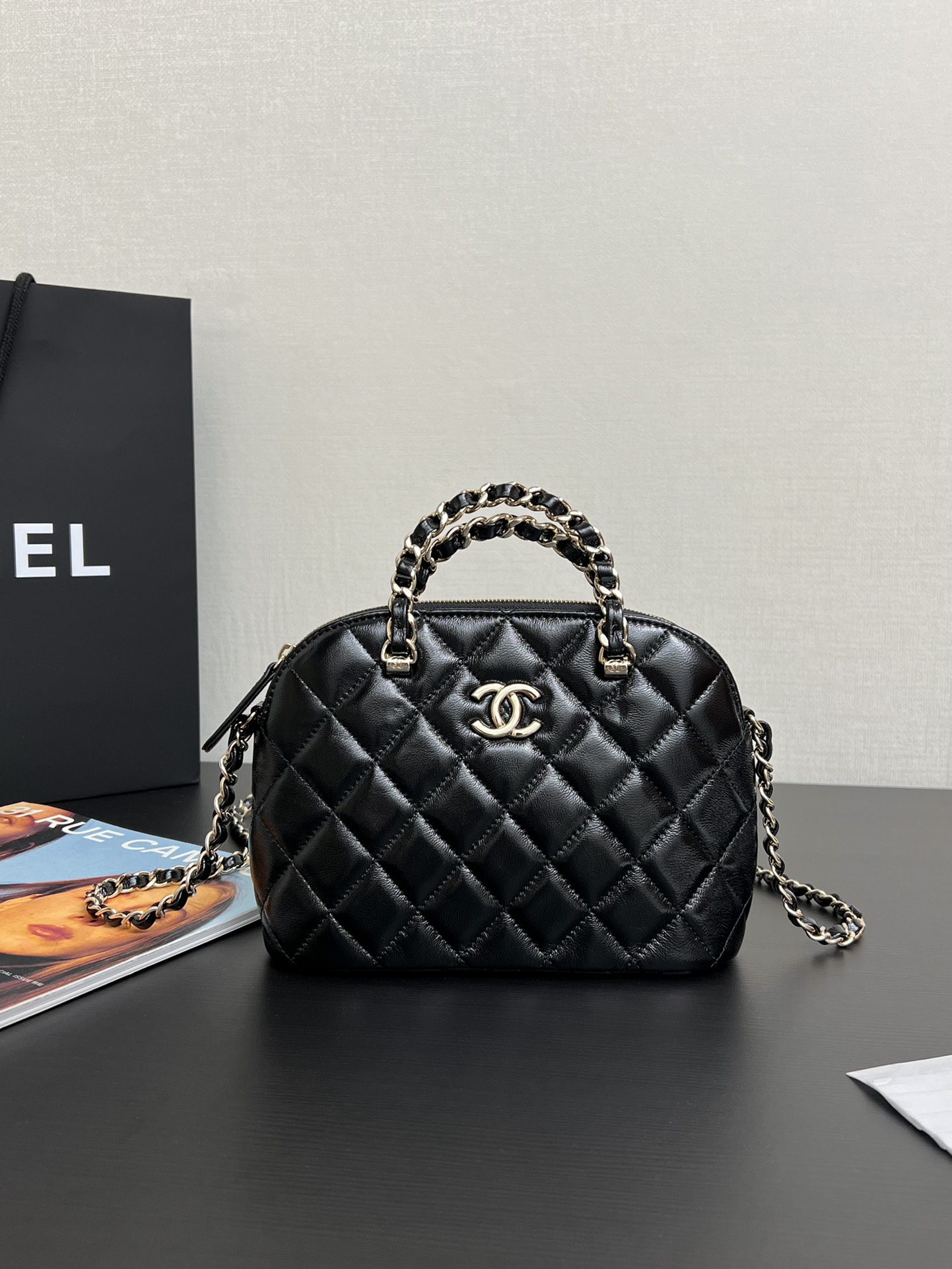 ¡El bolso shell 24B en stock es realmente lindo! Se puede llevar en la mano o cruzado. La textura de la piel de cordero…