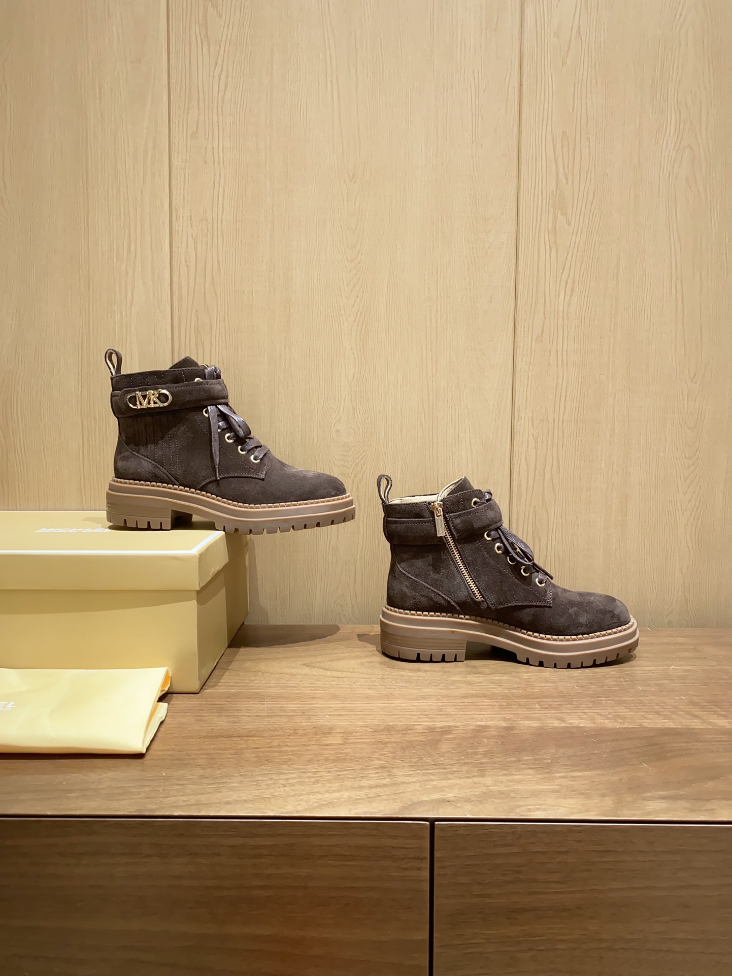 2024 Michael Kors Martin Boots: Cowskin Velvet, Sheepskin Inside, Rubber Base. - 图片 4