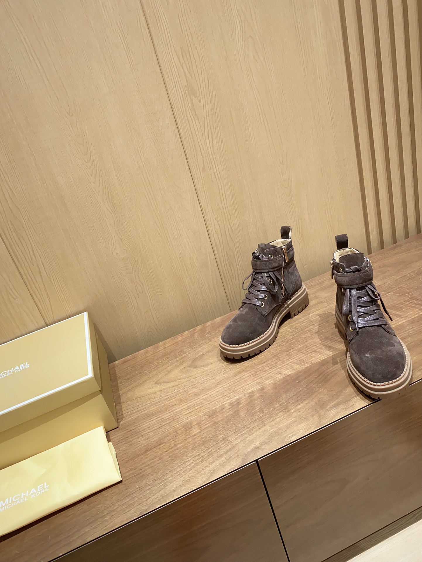 2024 Michael Kors Martin Boots: Cowskin Velvet, Sheepskin Inside, Rubber Base. - 图片 1
