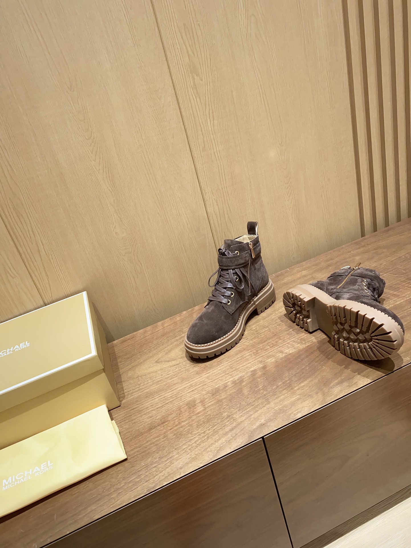 2024 Michael Kors Martin Boots: Cowskin Velvet, Sheepskin Inside, Rubber Base. - 图片 2