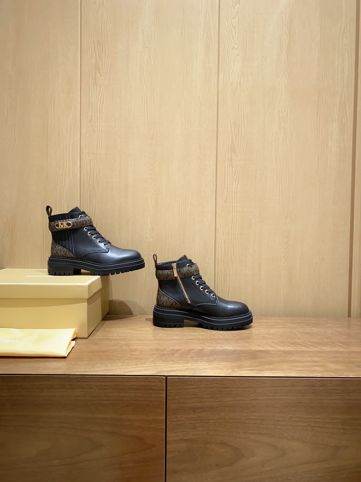 2024 Michael Kors Martin Boots: Cow Skin, Sheep Air Inside, Slide-Proof Rubber Base. - 图片 5