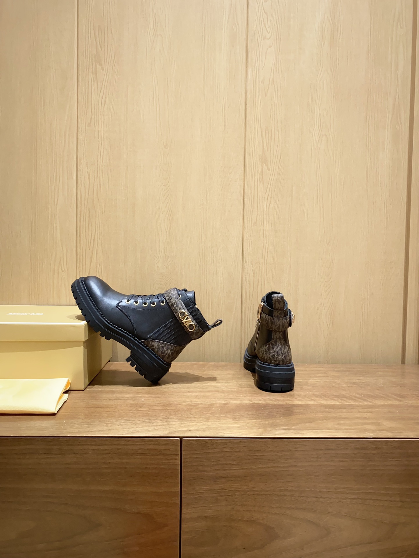 2024 Michael Kors Martin Boots: Cow Skin, Sheep Air Inside, Slide-Proof Rubber Base. - 图片 4