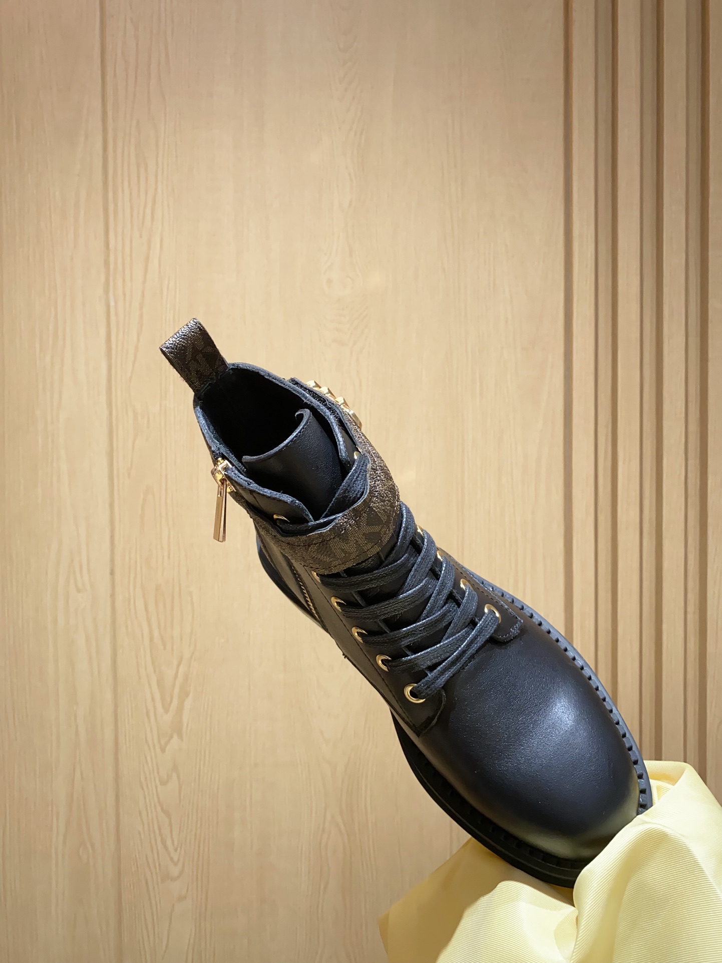 2024 Michael Kors Martin Boots: Cow Skin, Sheep Air Inside, Slide-Proof Rubber Base. - 图片 7