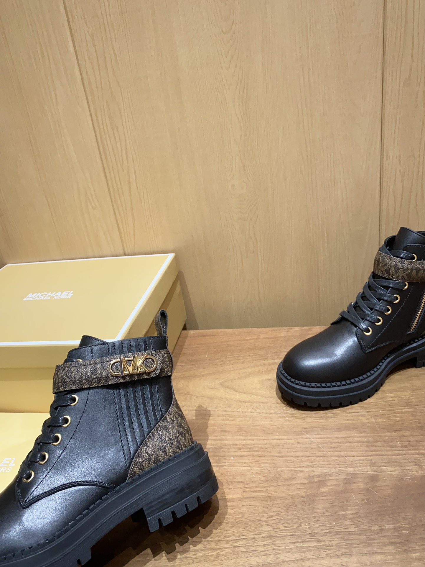 2024 Michael Kors Martin Boots: Cow Skin, Sheep Air Inside, Slide-Proof Rubber Base. - 图片 6