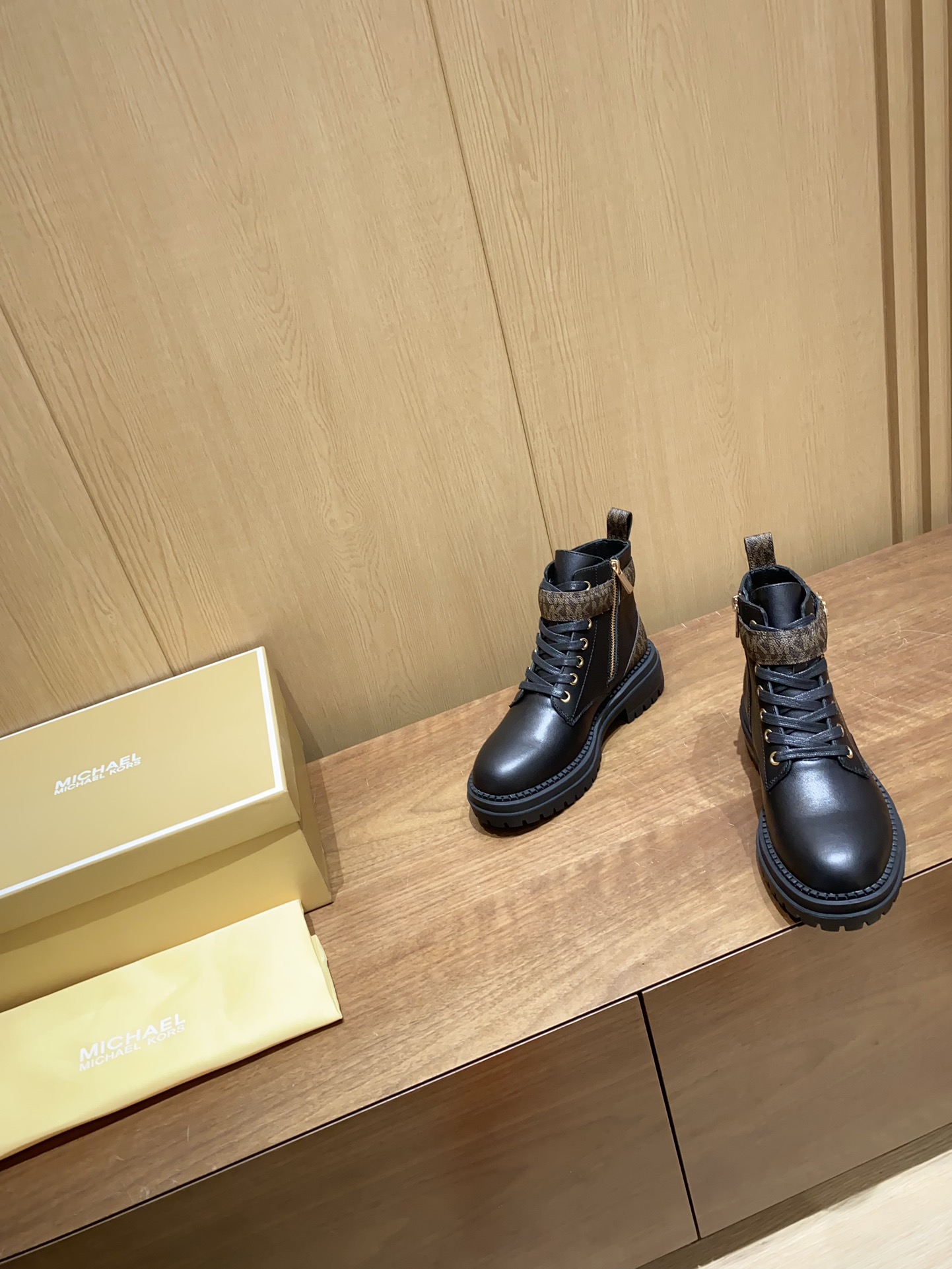 2024 Michael Kors Martin Boots: Cow Skin, Sheep Air Inside, Slide-Proof Rubber Base. - 图片 2
