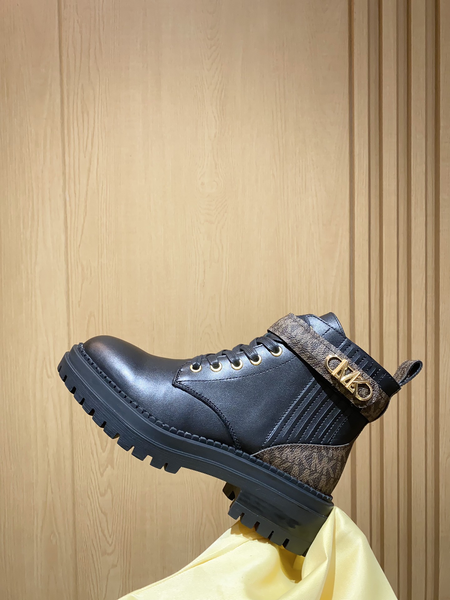 2024 Michael Kors Martin Boots: Cow Skin, Sheep Air Inside, Slide-Proof Rubber Base. - 图片 9