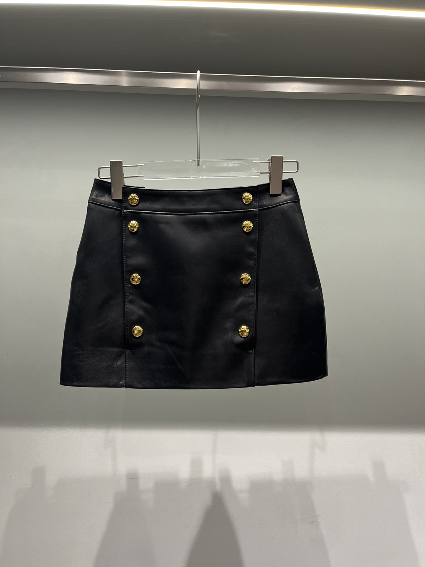 NO:742636,,Celine short sheepskin skirt, with original buttons and lining, very exquisite,Celine-clothing,celine,celine,skirts,sheepskin,19860909,Celine羊皮半裙短款,搭配原版纽扣和里布,非常精致,赛琳-服装,celine,celine,skirts,sheepskin,,Women's clothing