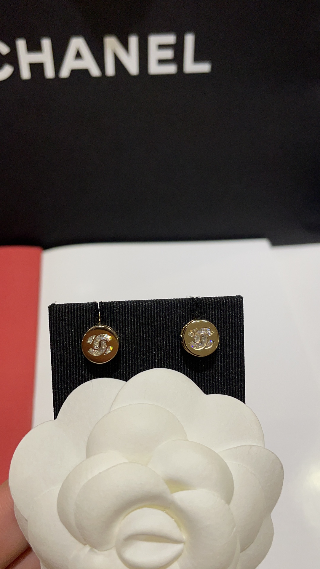 NO:101857,Today's new product hits, buy yb 24B new hollow double C rhinestone button mini earrings light gold mini round earrings, small gold bean round earrings, Chanel earrings, chanel19860909今日新品爆款 购入yb  24B新款镂空双C水钻纽扣mini耳钉浅金色迷你圆形耳钉 小金豆圆形耳钉,香奈儿耳钉,chanel,Jewelry