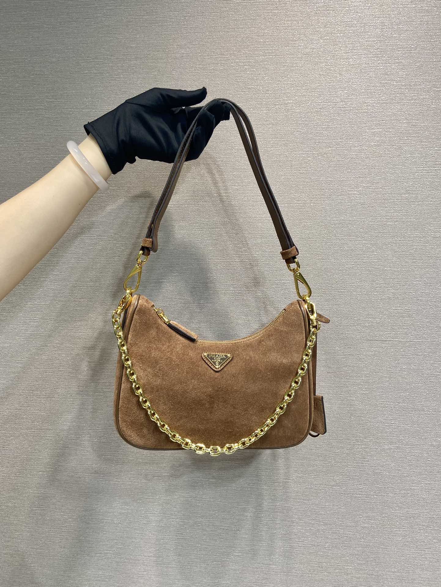 NO:204695,Velvet leather Hobo1BC204B hand-held/armer bag/crossbody bag This Hobo hand-held/armer bag is very powerful, one bag and three-purpose, it is perfect to use imported velvet cowhide (matte leather) fabric/imported calf leather. It is equipped with removable iron chain, leather shoulder straps can be adjusted and switch to the upper body at any time. The effect is beautiful, convenient and practical. It is quickly bought. Long 23x high 16x bottom 6.5cm, Prada, prada, satchels, crossbody bags, cowhide19860909绒皮Hobo1BC204B手拎/腋下包/斜挎包 这款Hobo手拎/腋下包/斜挎包,功能非常强,一包三用,太完美采用进口绒牛皮（磨砂皮）面料/进口小牛皮.配有可拆卸铁琏,皮肩带可调节随时切换上身效果美美的,方便又实用赶紧入手吧 长23x高16x底6.5cm,普拉达,prada,satchels,crossbody bags,cowhide,Bag
