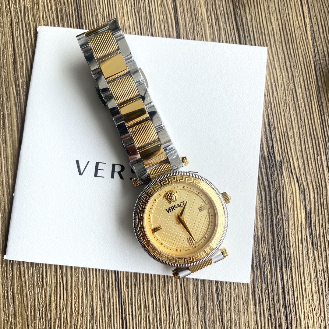versace范思哲女装手表，REVE系列个性时尚女士腕表，表盘上的麦特拉丝提花纹理，顶圈饰有对比鲜明的希腊回纹图案，采用进口瑞士机芯，精钢表带设计，50米生活防水，外径35mm，一手现货批