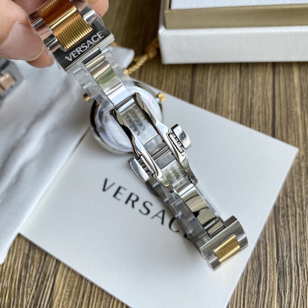 versace范思哲女装手表，REVE系列个性时尚女士腕表，表盘上的麦特拉丝提花纹理，顶圈饰有对比鲜明的希腊回纹图案，采用进口瑞士机芯，精钢表带设计，50米生活防水，外径35mm，一手现货批