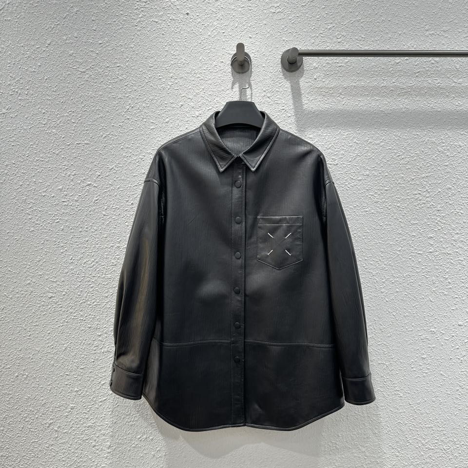 Stylish Women’s Lambskin Cloak by Maiso * Margiel 24 – Oversize Design, Soft and Delicate.