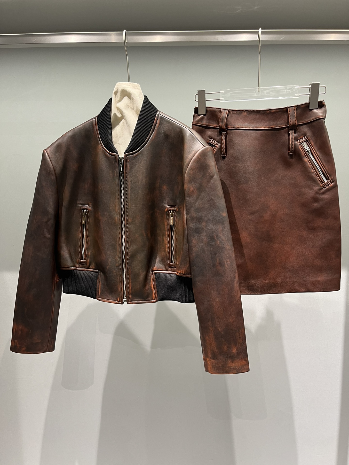 NO:777629,Jacket/skirt 550, a very retro set, excellent quality, under spotlight effect, custom-made vintage rubbed sheepskin, thick and fleshy, very beautiful brown-red, Miu Miu-clothing, skirts, jackets & coats, sheepskin,19860909外套/裙550 很复古的一套,质量超棒 射灯下效果,定制复古擦色羊皮,厚实有肉感,非常好看的棕红色,缪缪-服装,skirts,jackets & coats,sheepskin,,Women's clothing