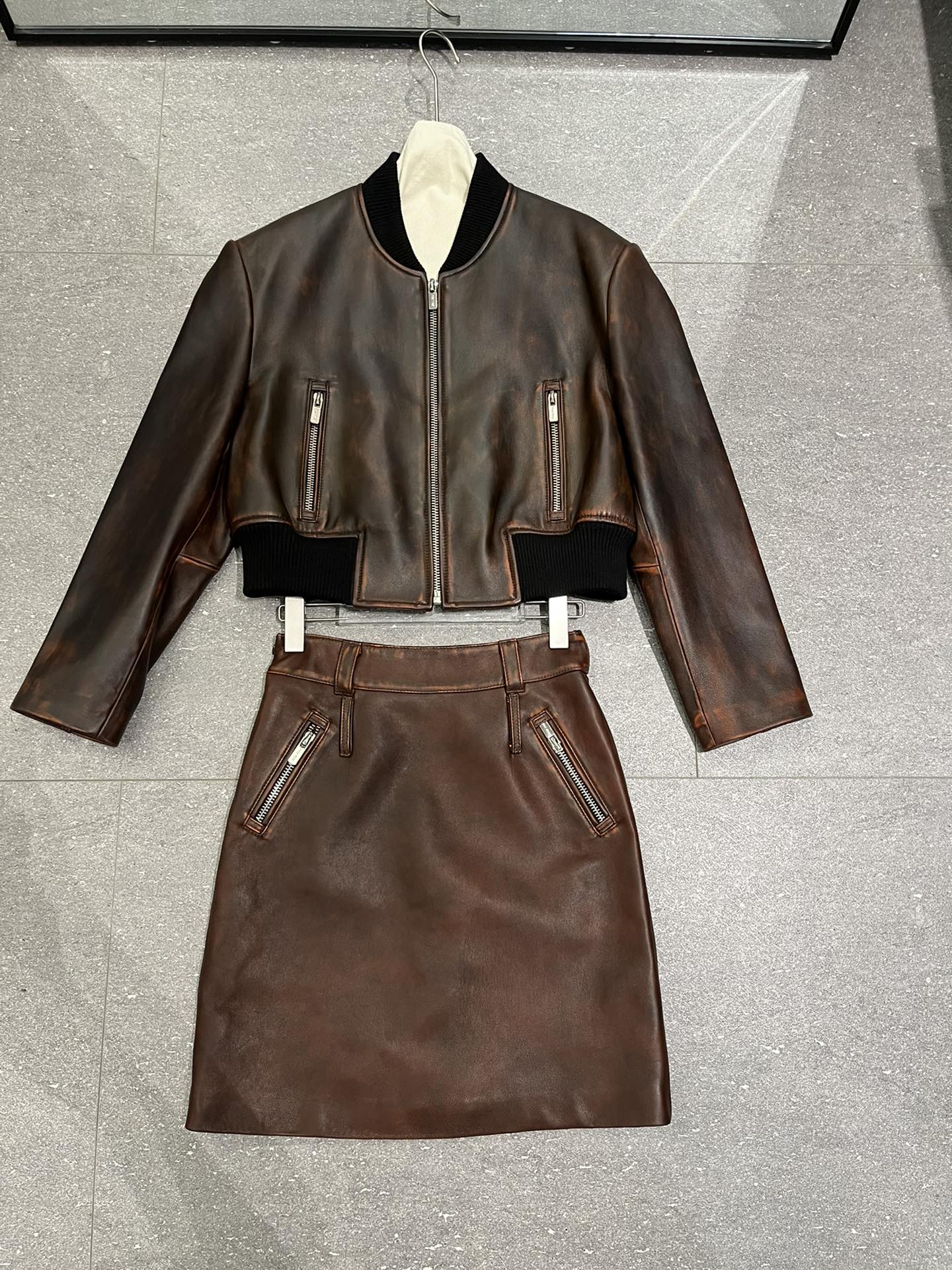 NO:777625,Jacket/skirt 550 Very retro set, great quality, Miu Miu-clothing, skirts, jackets & coats,19860909外套/裙550 很复古的一套,质量超棒,缪缪-服装,skirts,jackets & coats,,Women's clothing