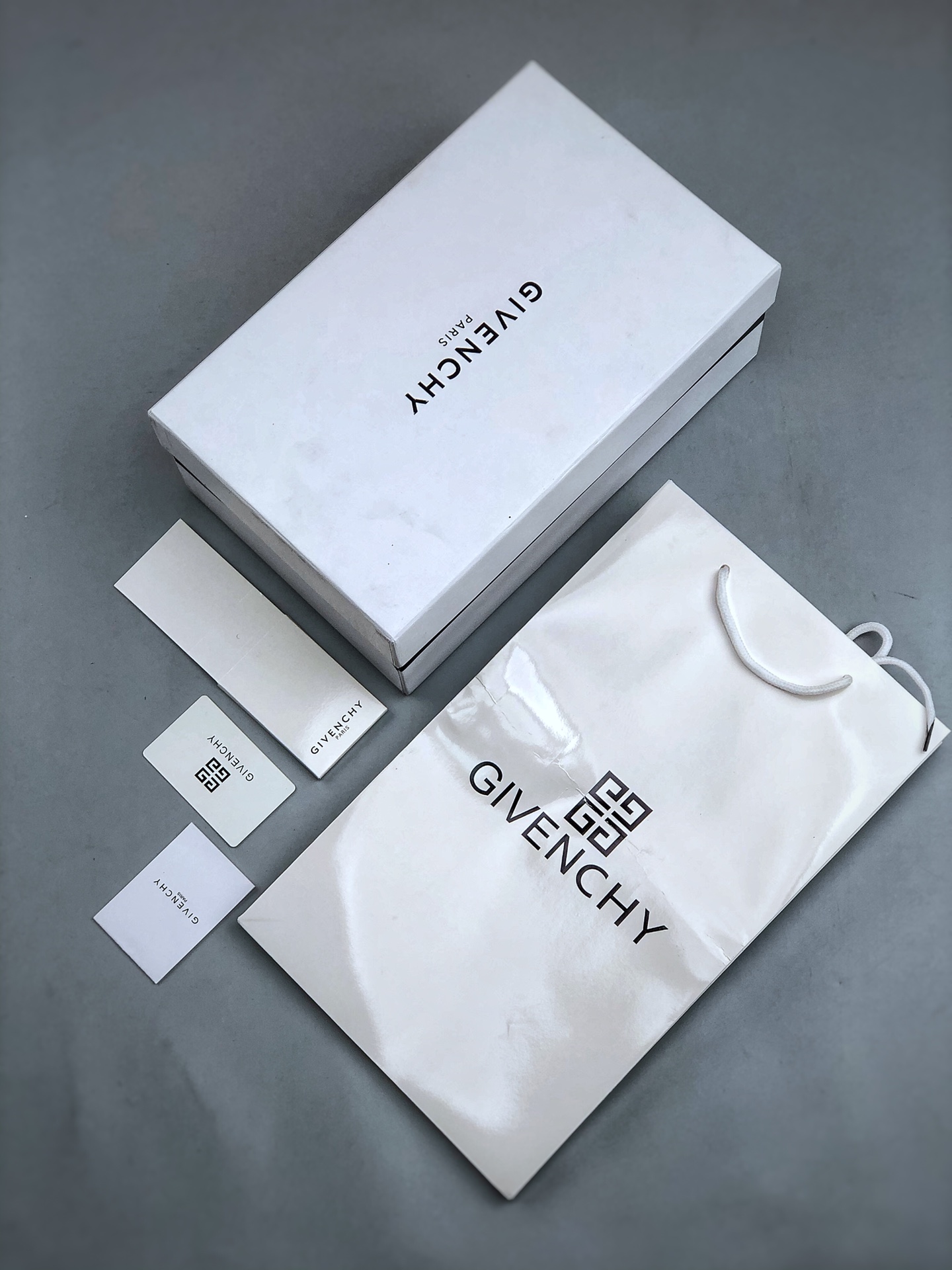 GIVENCHY 纪梵希小白鞋