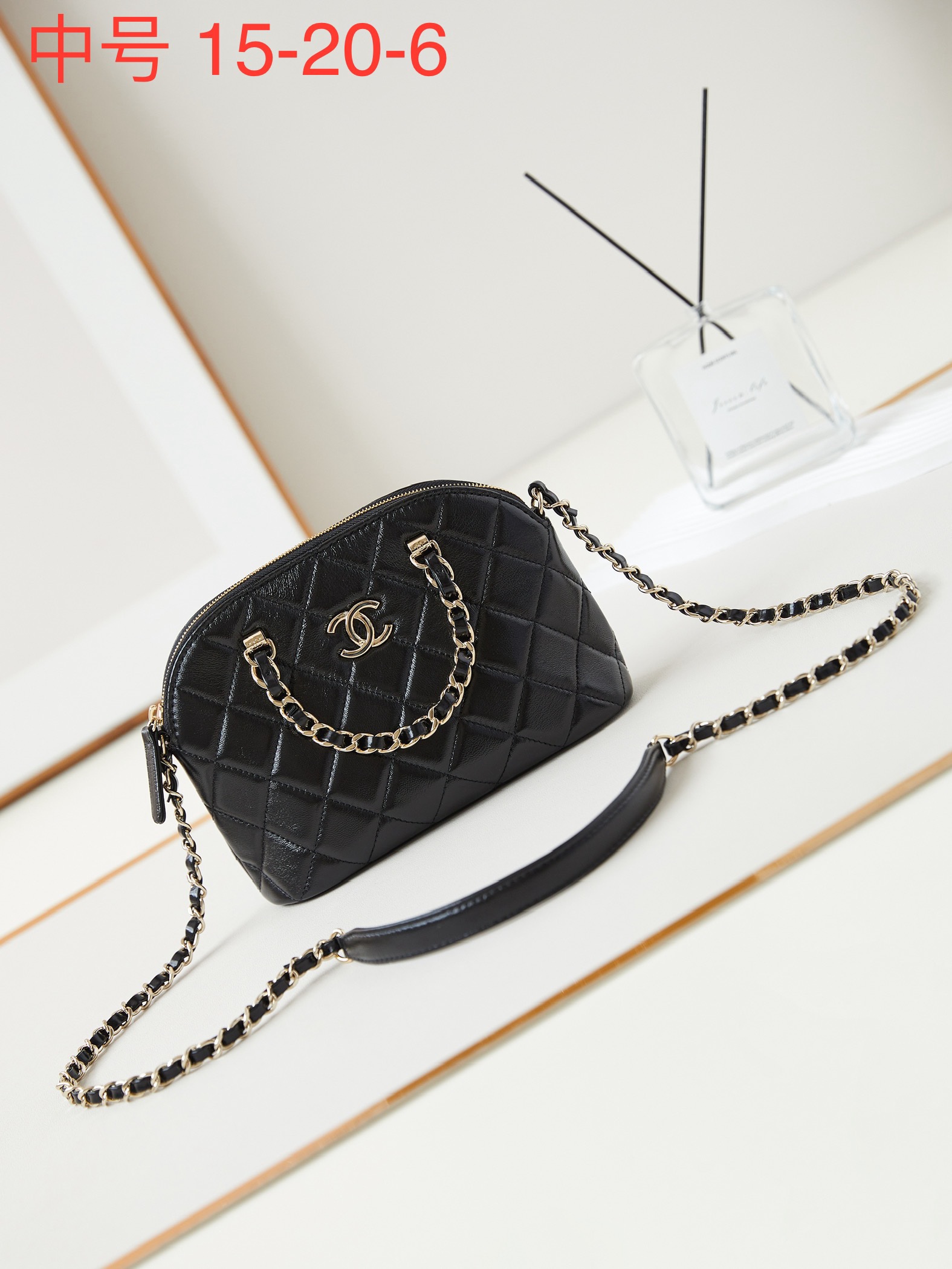 NO:182679,Genuine 24b shell bag oil wax sheepskin beauty is a day when you give in. This shell bag is very exquisite in both the portable and the crossbody. The bag is glittering oil wax sheepskin, just right. It is carried in your hand, and it is full of retro and cuteness. Come and find your retro shell treasure. Model number AS Size 15-20-6 with packaging, CHANEL, chanel, sheepskin19860909正品级 24b贝壳包油蜡羊皮 的美貌屈服的一天呢 这款贝壳包无论是手提还是斜挎都非常精致.包身是闪闪油蜡羊皮 亮丽得恰到好处.提在手中,复古可爱感满分.来找寻你的复古贝壳宝藏吧 款号AS 尺寸15-20-6 配包装,CHANEL,chanel,sheepskin,Bag