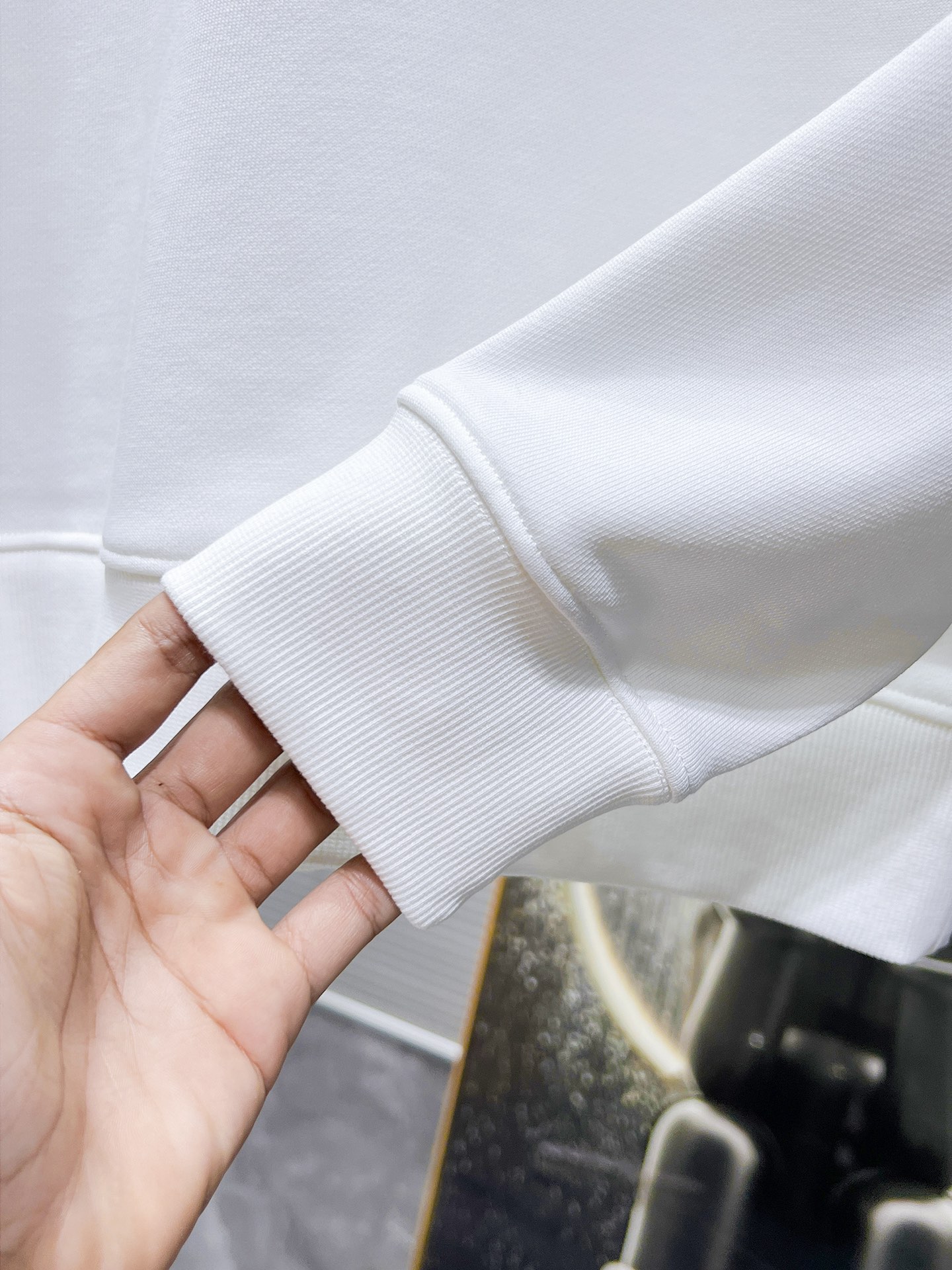 P105 Y3   2025ss新款 长袖 圆领 卫衣，高端版本！专柜定制面料 透气舒适度高，细节无可挑剔，品牌元素设计理念，体现高品质。手感细腻柔软！呈现休闲裁剪，上身版型超赞！🐉码数：XS S M L 