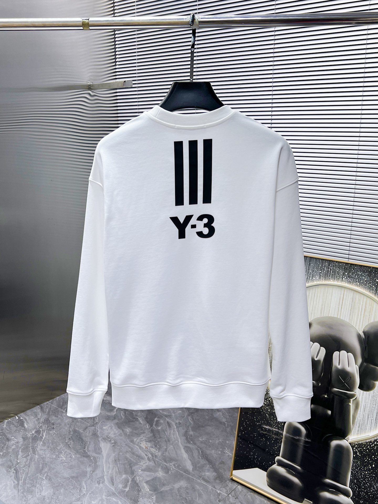 P105 Y3   2025ss新款 长袖 圆领 卫衣，高端版本！专柜定制面料 透气舒适度高，细节无可挑剔，品牌元素设计理念，体现高品质。手感细腻柔软！呈现休闲裁剪，上身版型超赞！🐉码数：XS S M L 