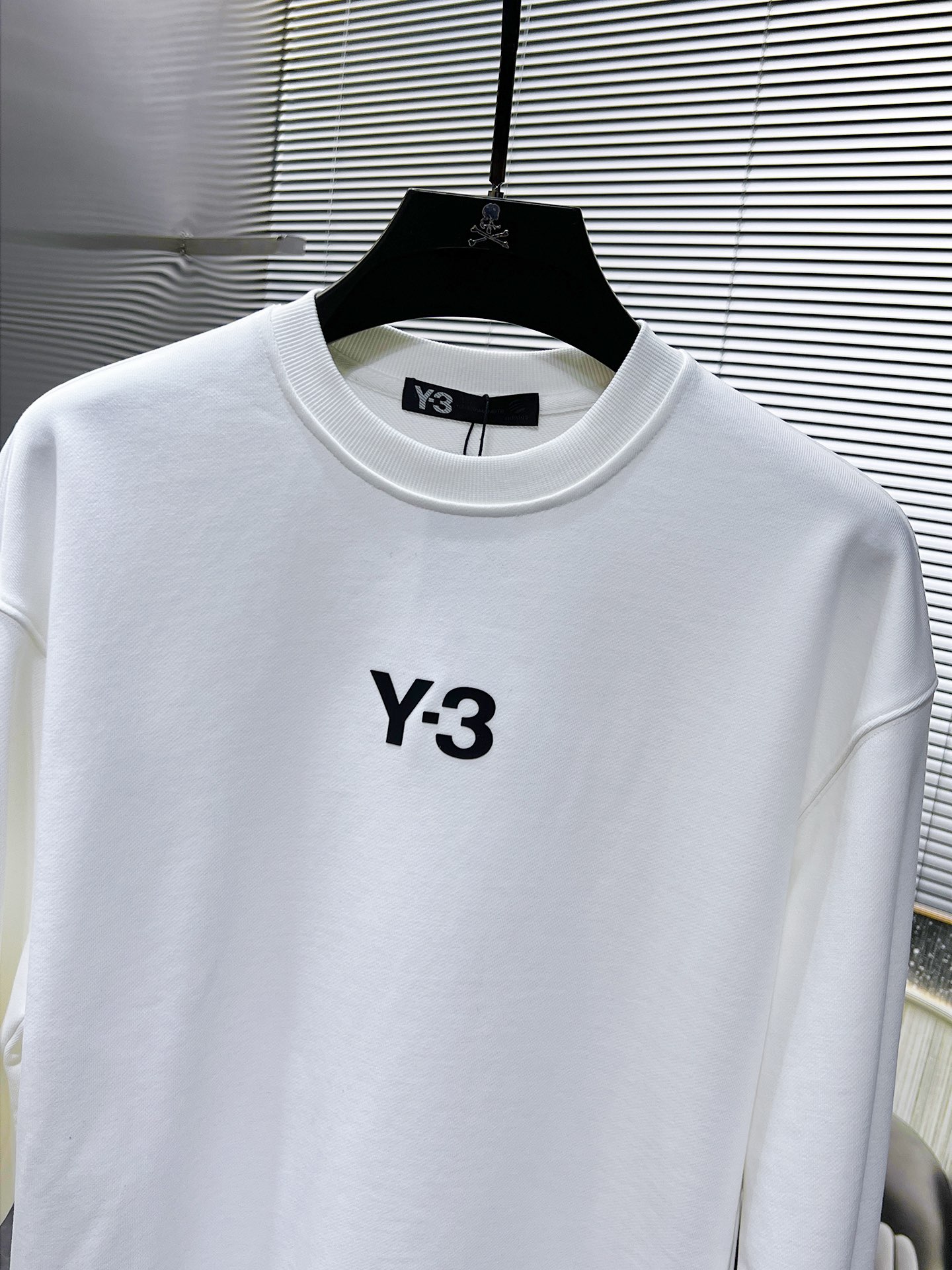 P105 Y3   2025ss新款 长袖 圆领 卫衣，高端版本！专柜定制面料 透气舒适度高，细节无可挑剔，品牌元素设计理念，体现高品质。手感细腻柔软！呈现休闲裁剪，上身版型超赞！🐉码数：XS S M L 