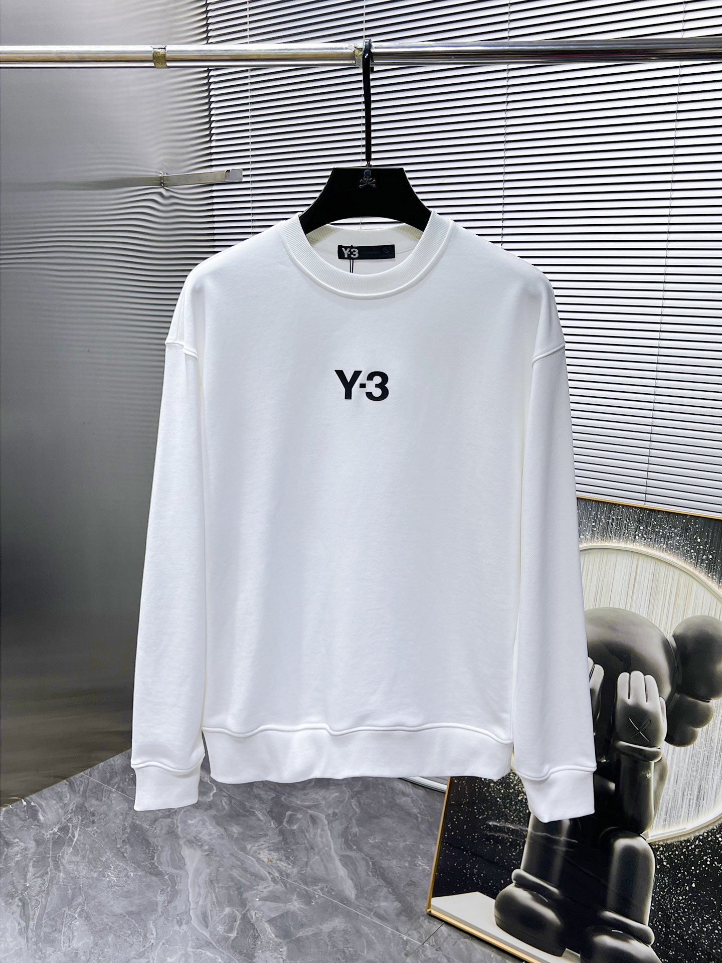 P105 Y3   2025ss新款 长袖 圆领 卫衣，高端版本！专柜定制面料 透气舒适度高，细节无可挑剔，品牌元素设计理念，体现高品质。手感细腻柔软！呈现休闲裁剪，上身版型超赞！🐉码数：XS S M L 