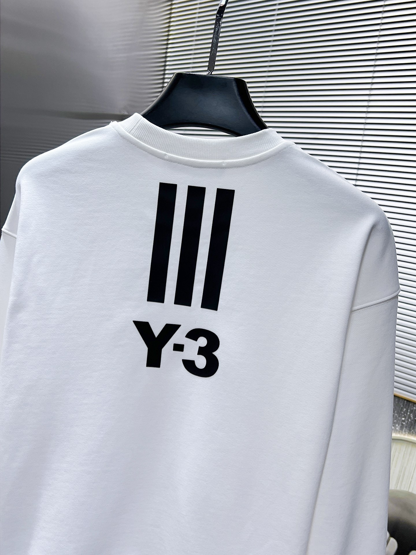 P105 Y3   2025ss新款 长袖 圆领 卫衣，高端版本！专柜定制面料 透气舒适度高，细节无可挑剔，品牌元素设计理念，体现高品质。手感细腻柔软！呈现休闲裁剪，上身版型超赞！🐉码数：XS S M L 