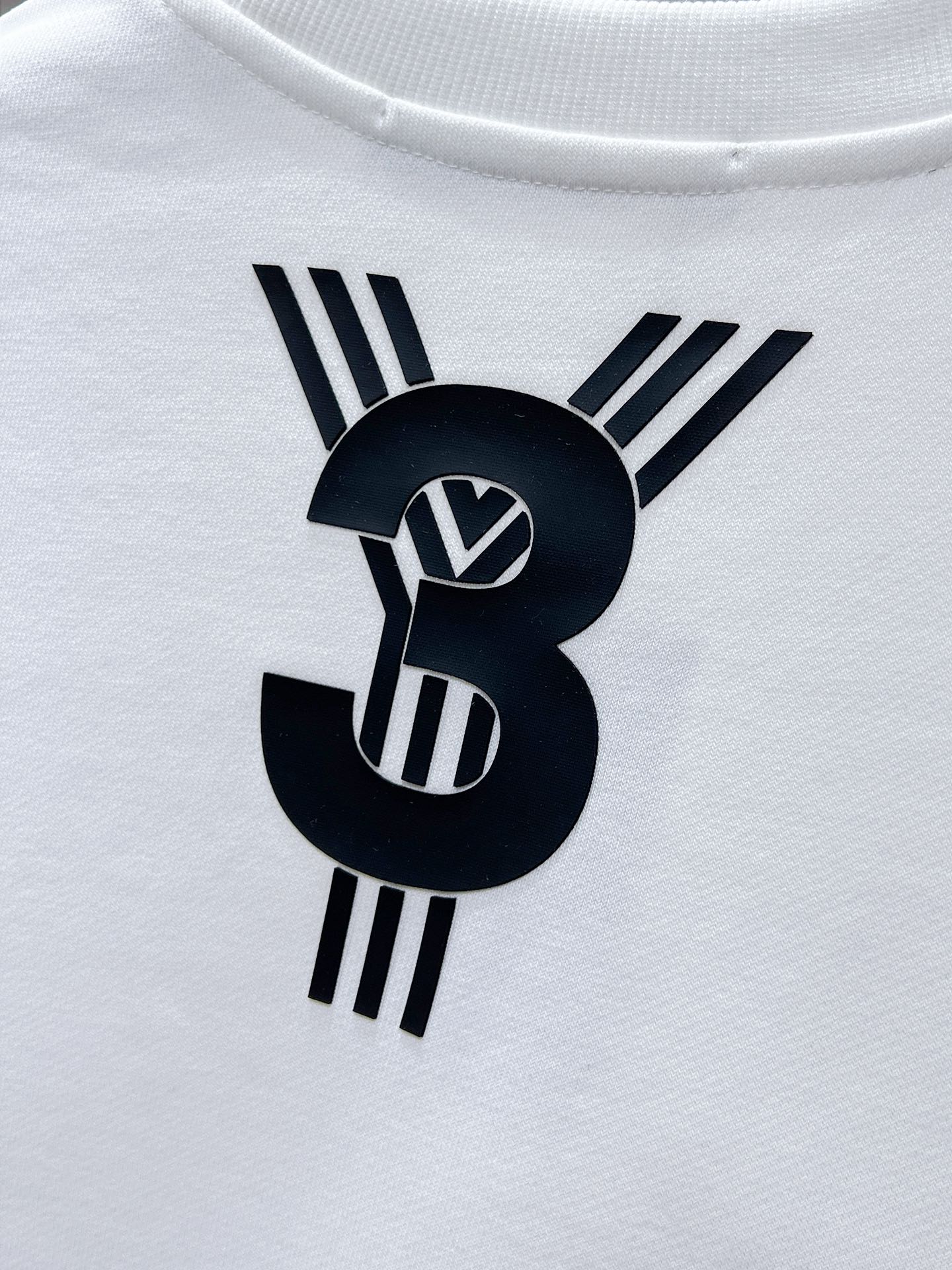    Y3   ss新款 长袖 圆领 卫衣，高端版本！专柜定制面料 透气舒适度高，细节无可挑剔，品牌元素