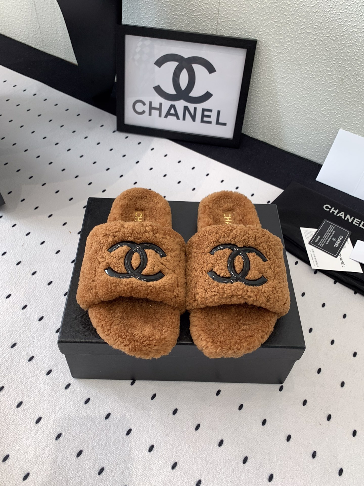 Chanel Boutique
 Chaussures Pantoufles Caoutchouc Peau de mouton Laine Fashion