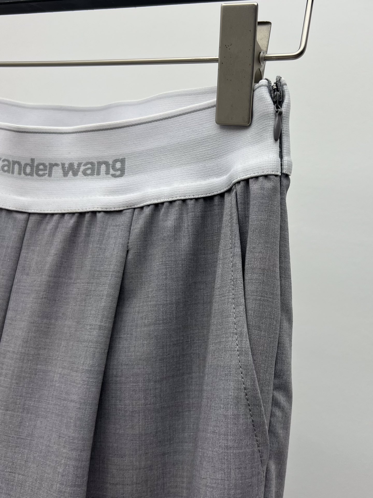 “High-Strength Wool Suit for Women with Emblem-Weave Design and Decorated Belt, Single-Size Packaging – Alexanderwan” - 图片 4