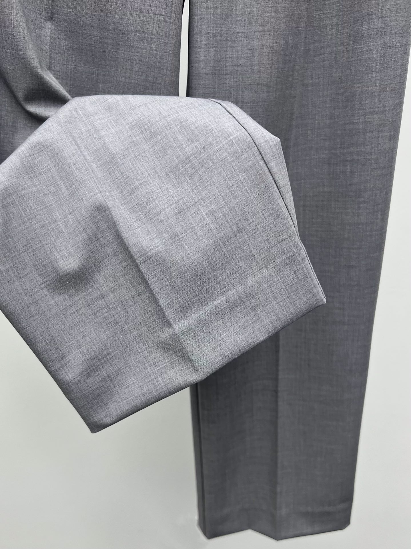 “High-Strength Wool Suit for Women with Emblem-Weave Design and Decorated Belt, Single-Size Packaging – Alexanderwan” - 图片 5