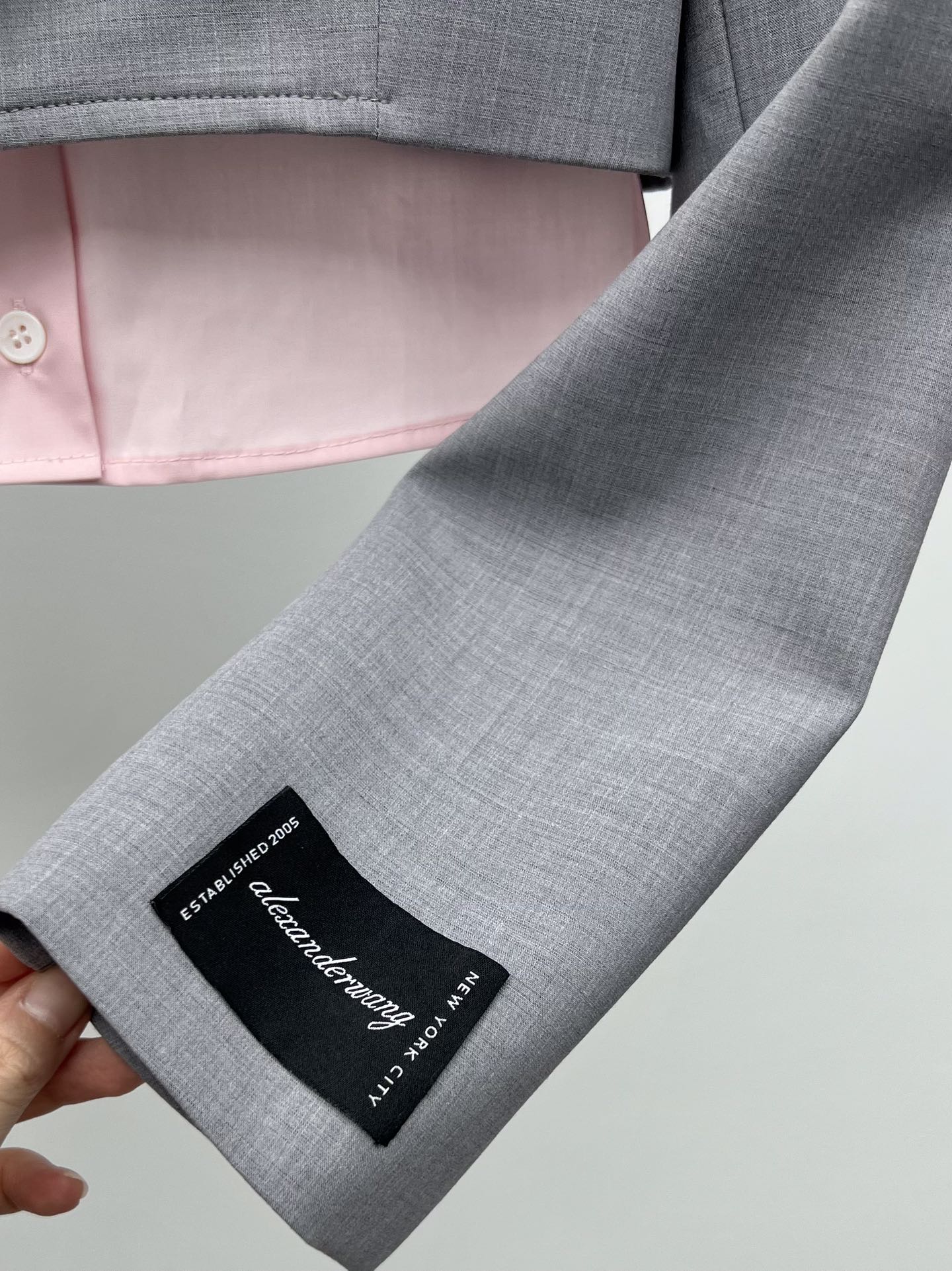 “Modern Silk Suit with Decorative Sleeves and Brand Style” - 图片 6