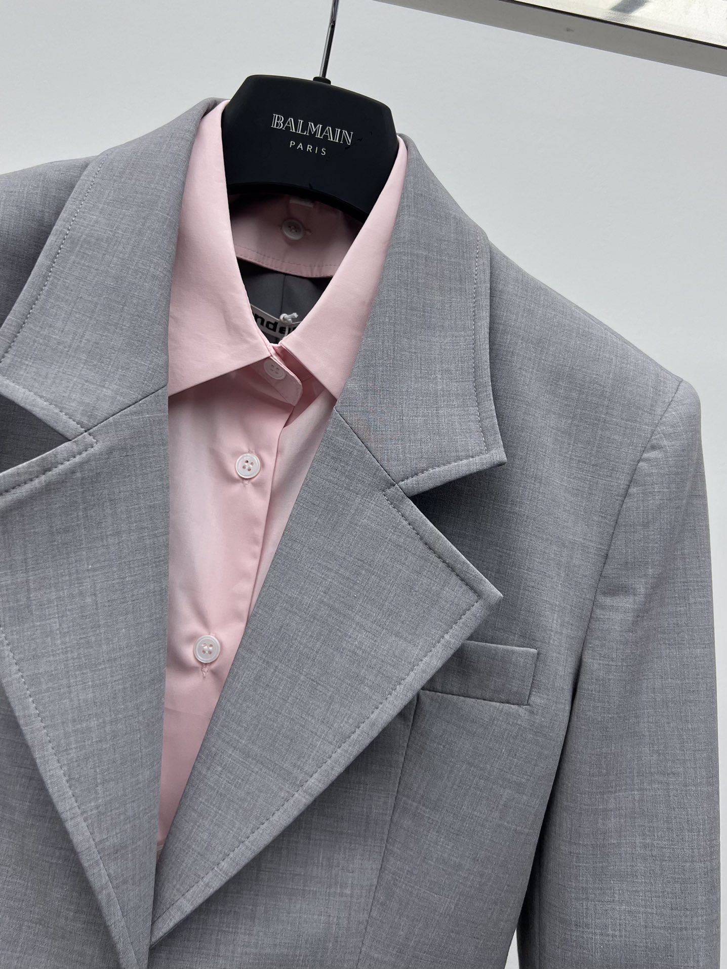 “Modern Silk Suit with Decorative Sleeves and Brand Style” - 图片 3