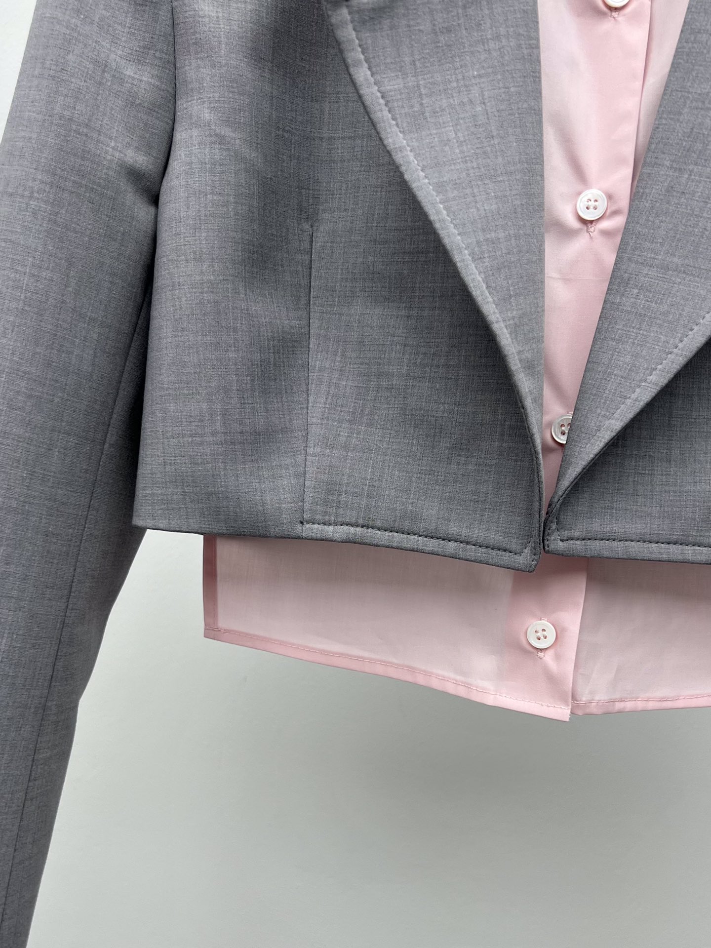 “Modern Silk Suit with Decorative Sleeves and Brand Style” - 图片 5